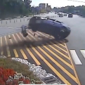 驚！ 路口監視器曝光 小客車自撞彈飛