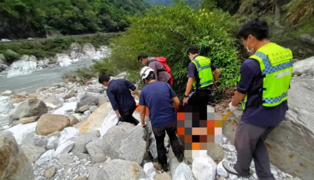 太魯閣撿石頭不慎跌落20公尺高山坡 救護人員緊急救援送往醫院