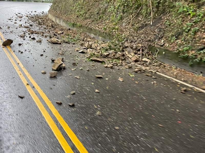 近海發生5.7級地震 台九線東澳至南澳段多處落石,提醒用路人注意安全