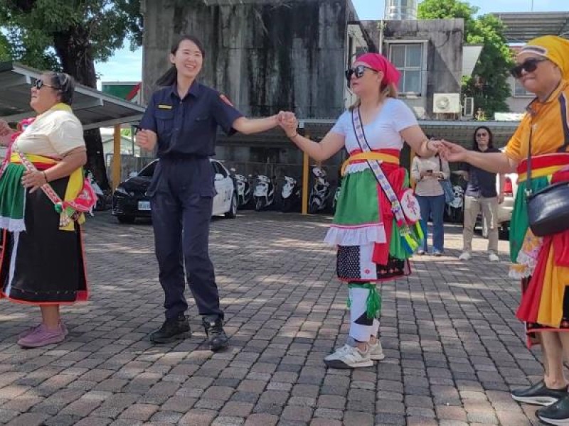 阿美族「豐年祭祈福團」首次載歌載舞 至關山警察分局送祝福