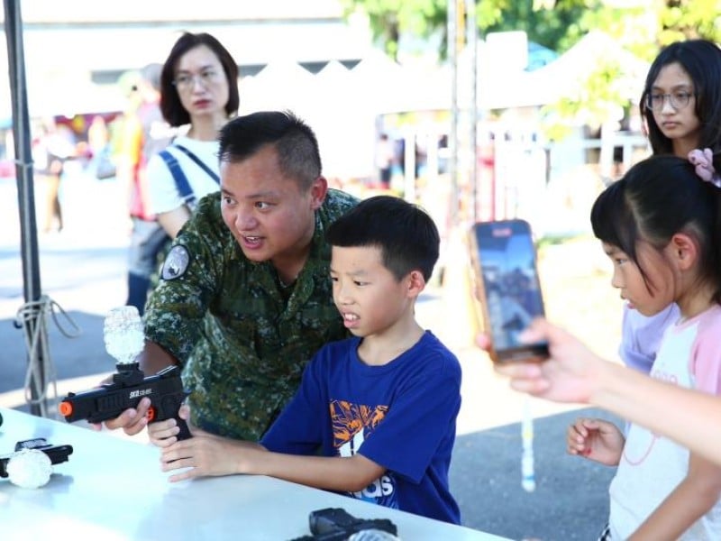 「同心敬軍.彩繪童心」共譜溫馨童趣