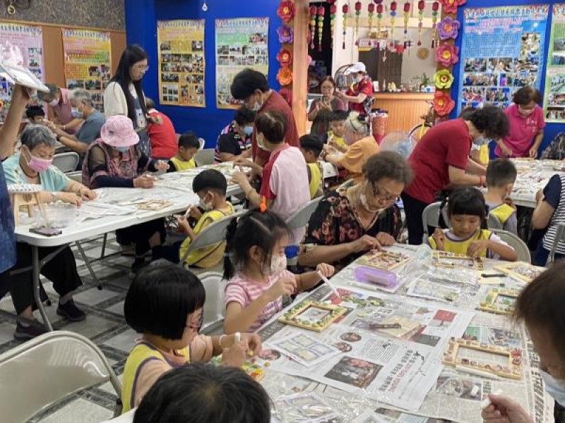 七彩繽紛妝點最喜歡顏色! 玉里圖書館老幼享受「拼貼馬賽克」樂趣              