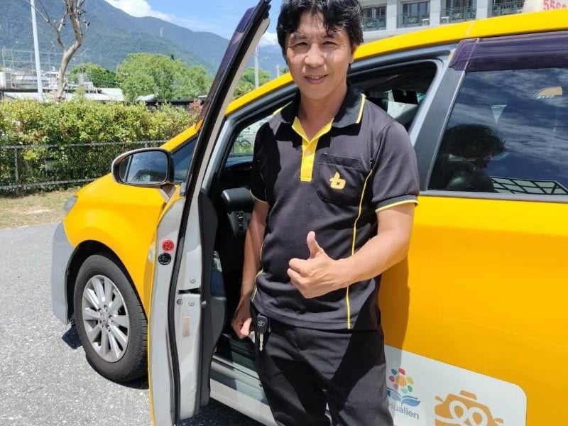 花蓮縣全額補助車門警示燈給敬老愛心計程車