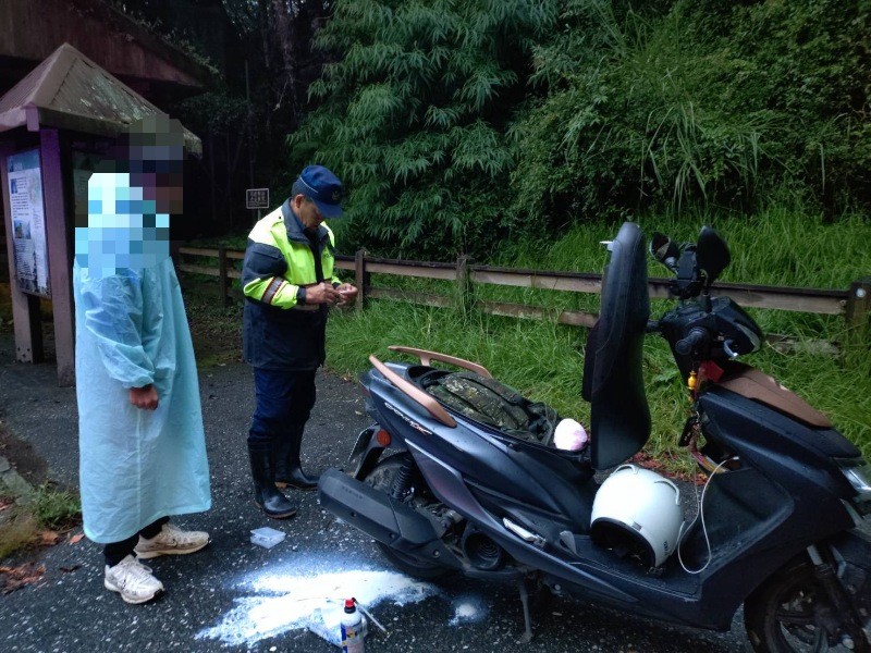 機車騎士中橫爆胎 新城警熱心協助