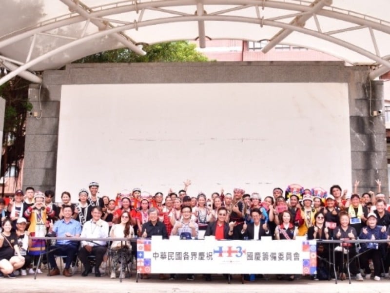 參加雙十國慶演出 唯一受邀地方政府團隊 花蓮縣政府阿勒飛斯文化藝術團與百位族人共享榮耀展翅翱翔