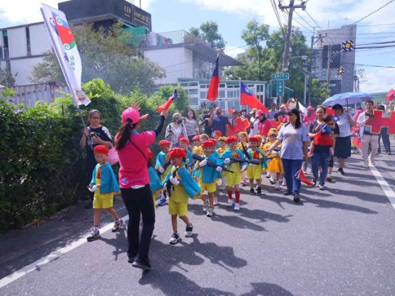 新城鄉立幼兒園國慶遊行 小小兵隊伍活力四射、家長熱情相伴