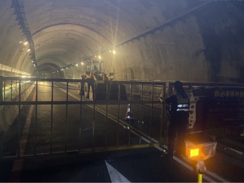 民眾因路不熟受困中橫公路 新城警獲報趕赴現場協助脫困