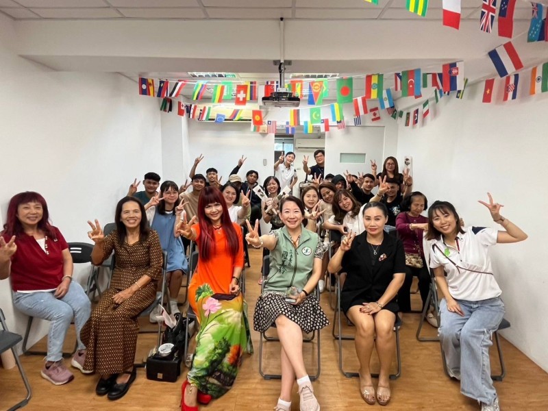 民進黨花蓮新住民諮詢站揭牌啟用,玫瑰花祝福越南婦女節