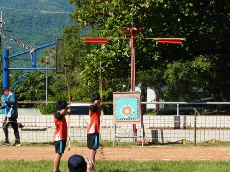 德武國小「里校運動會」部落頭目開幕祈福 射箭引燃聖火