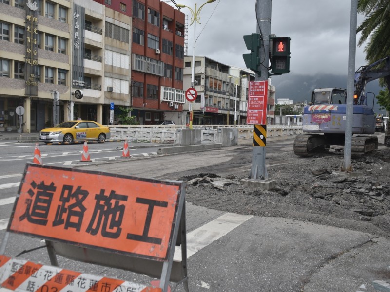 中山地下道迴轉道進行AC鋪設施工,魏嘉彥呼籲市民暫時改道