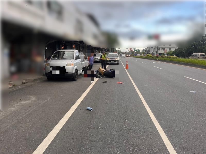 機車撞上路邊小貨車 女騎士送醫一天後不治