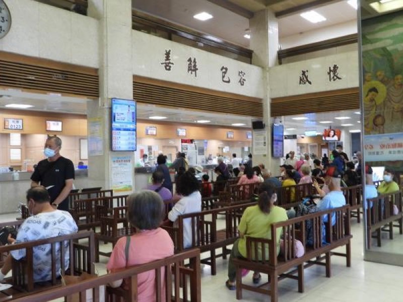 花蓮慈濟醫院因應颱風31日開設「部分門診」,夜間停診提醒就診民眾注意安全