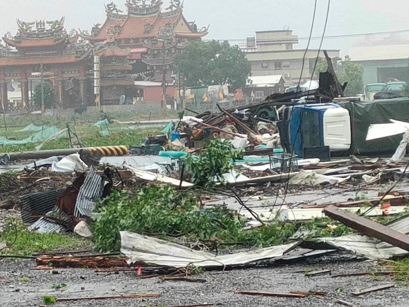 康芮颱風發威！花蓮狂風掀翻貨車、摧毀民宅屋頂
