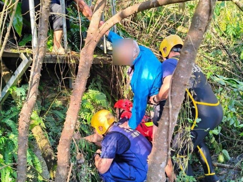 老翁水源地落水 消防局及時救出
