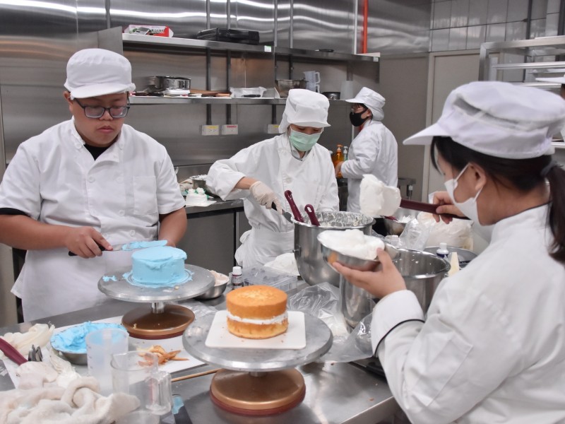 慈大經管系期中考挑戰創意烘焙:限時三小時製作手作生日蛋糕