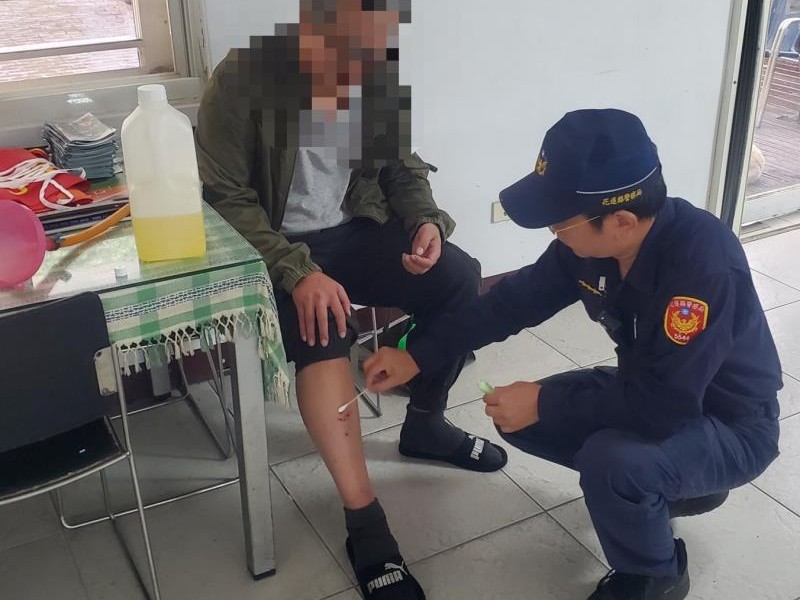 遊客武嶺摔傷 波麗士熱心協助包紮