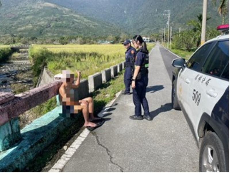 老翁脫褲獨坐溪邊橋頭! 暖警護送家 籲關心家中長者避免單獨外出