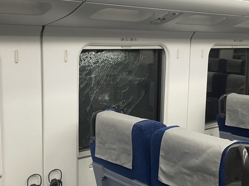 午夜驚魂！台鐵列車行駛遭疑似落石或電車線砸中 旅客驚呼火車停駛