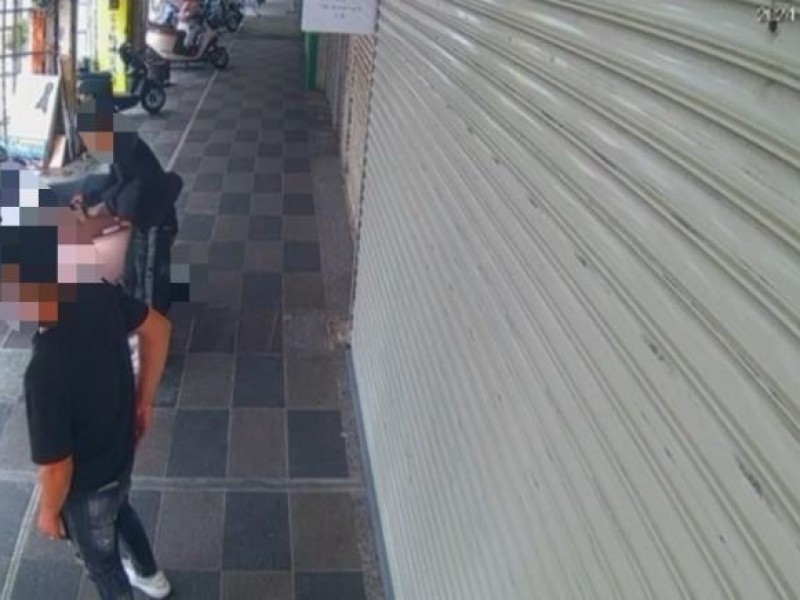 在騎樓下聊天竟惡意破壞機車及監視器