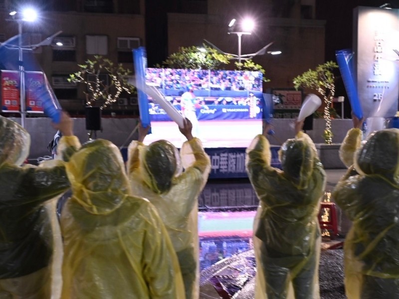 12強預賽最後一戰!花蓮球迷風雨無阻挺中華隊 市長魏嘉彥感謝熱血支持