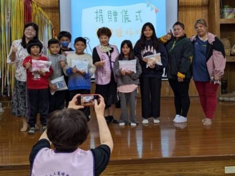 世界華人工商婦女企管協會捐贈 卓清國小生活物資、麥當勞套餐