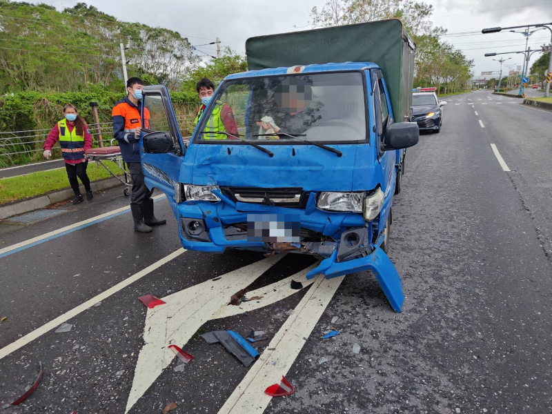 自小貨撞上等紅燈小客車 1人輕傷