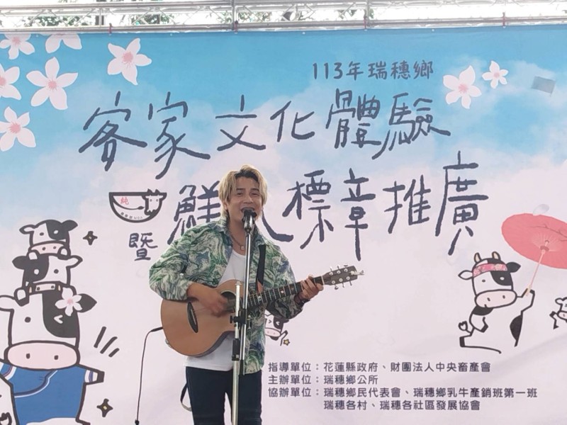瑞穗「客家文化體驗暨鮮乳標章」活動昨登場! 金曲歌手羅文裕開嗓 客家擂茶、酸柑茶DIY體驗