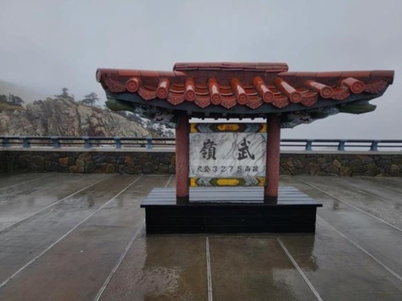 爬武嶺亭屋頂 太管處要罰
