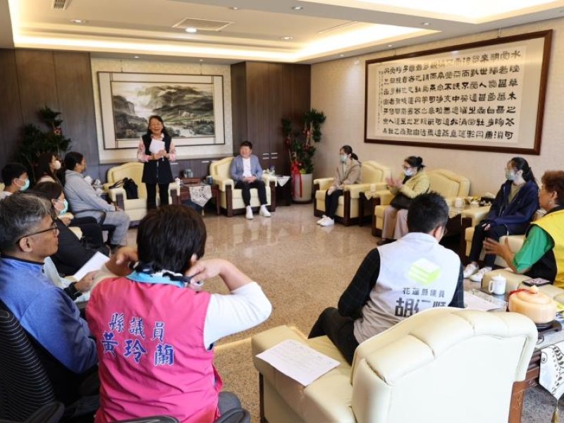 議長張峻偕同無黨政團和民進黨團共同集資 頒發獎助學金每人5萬