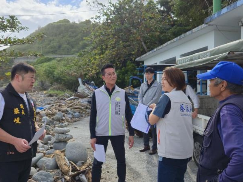 張峻偕同議員會勘新社小湖船澳