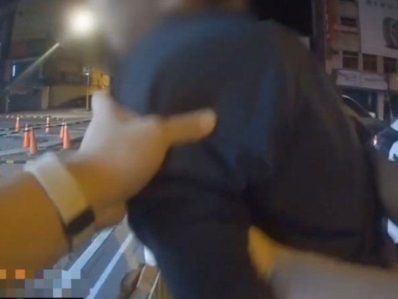 男子疑似酒醉持刀街頭亂晃