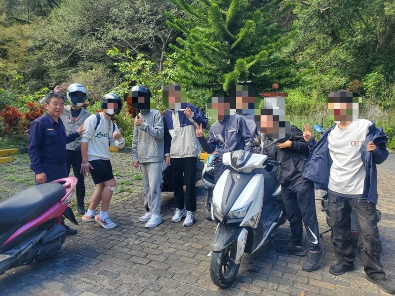 大學生武嶺途中摔車 天祥警協助初步包紮