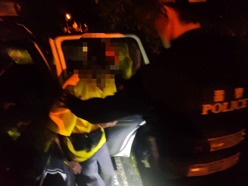 老翁前往廟裡拜拜深夜迷路 巡邏警展現愛民精神 安全護送返家