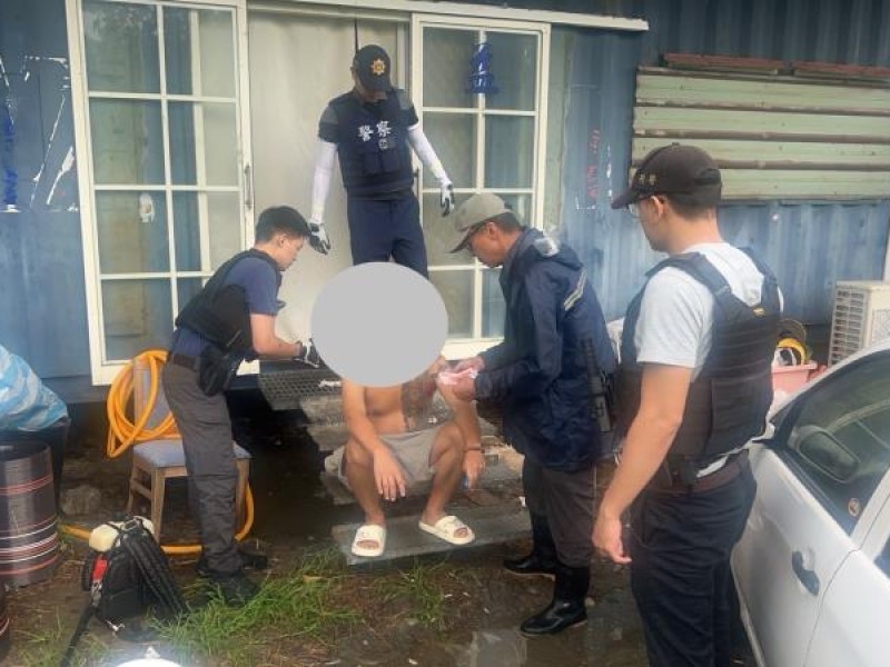 花檢在偏鄉破獲安毒工廠 還查獲衝鋒槍