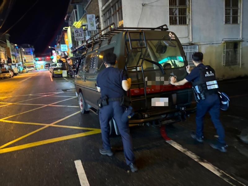 員警巡邏時幫忙推故障車輛