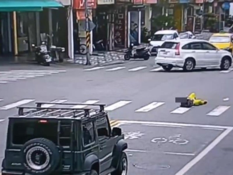 「滾」著過馬路 警察要開罰