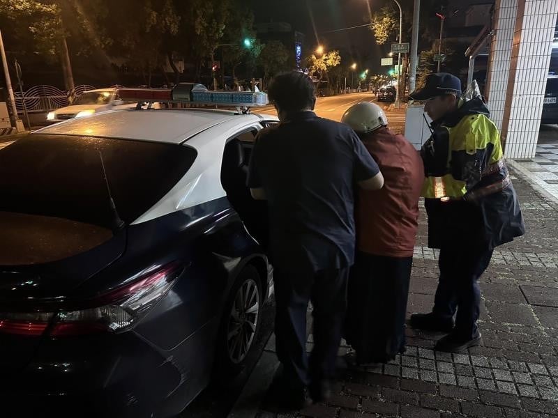 九旬老翁寒夜迷途 波麗士助返家