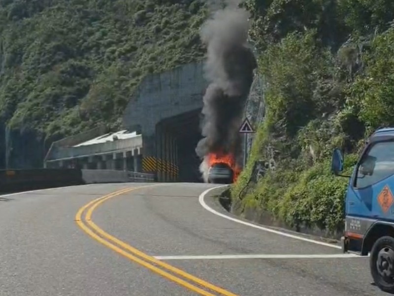 台9丁驚傳小客車起火 用路人請小心通行