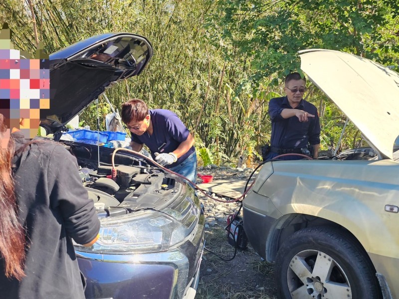 車拋錨婦獨自走臺9線 暖警熱心接電修繕