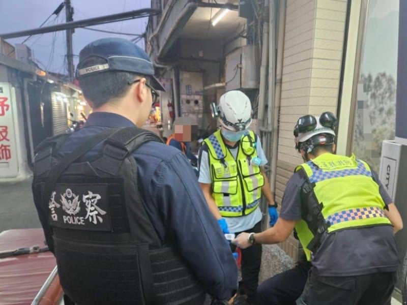 老翁低血糖發作 好在警察在旁邊