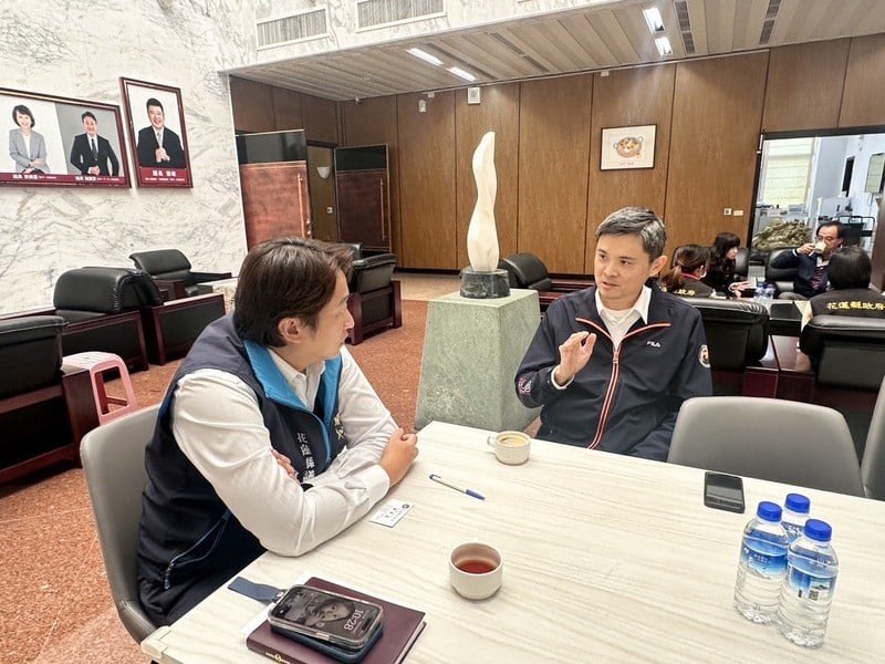 花蓮消防局救災救護第一大隊大隊長林武正拜訪縣議員魏嘉賢，攜手呼籲冬季防範一氧化碳中毒
