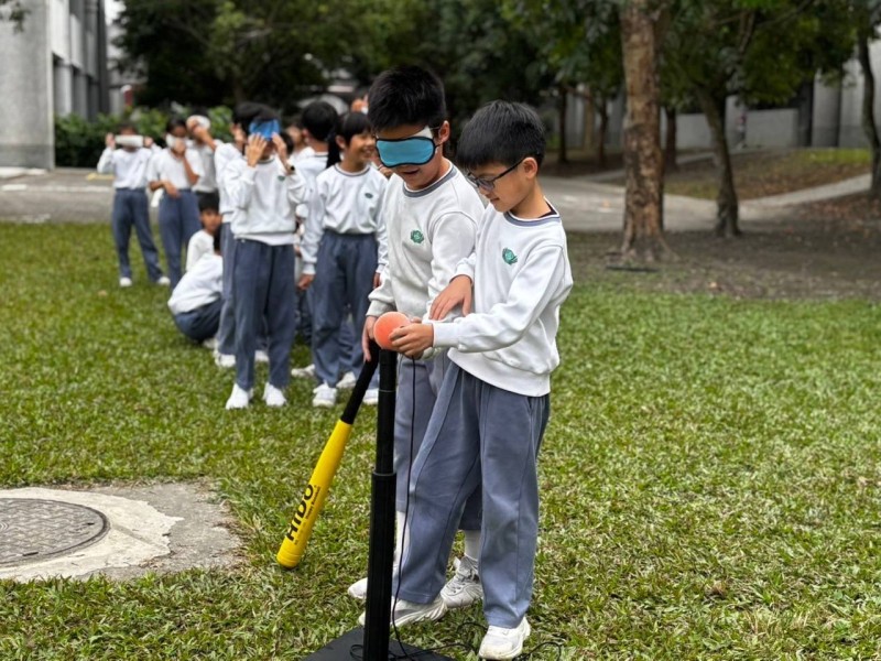 慈大附小盲人棒球體驗課程 點燃學生同理心