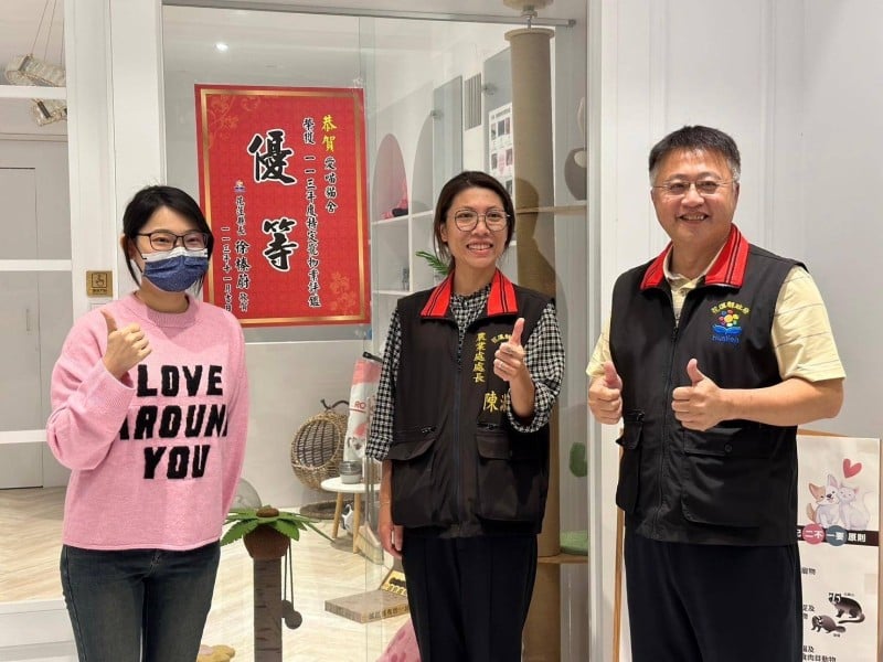 特定寵物業評鑑「7家業者評獲優等」 花蓮縣政府貼榜祝賀