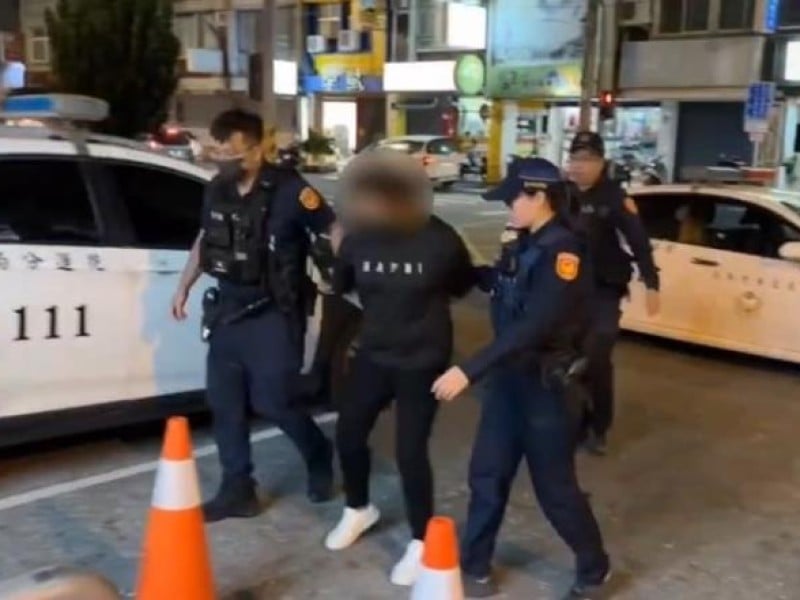 詐團車手在面交時被警察抓個正著