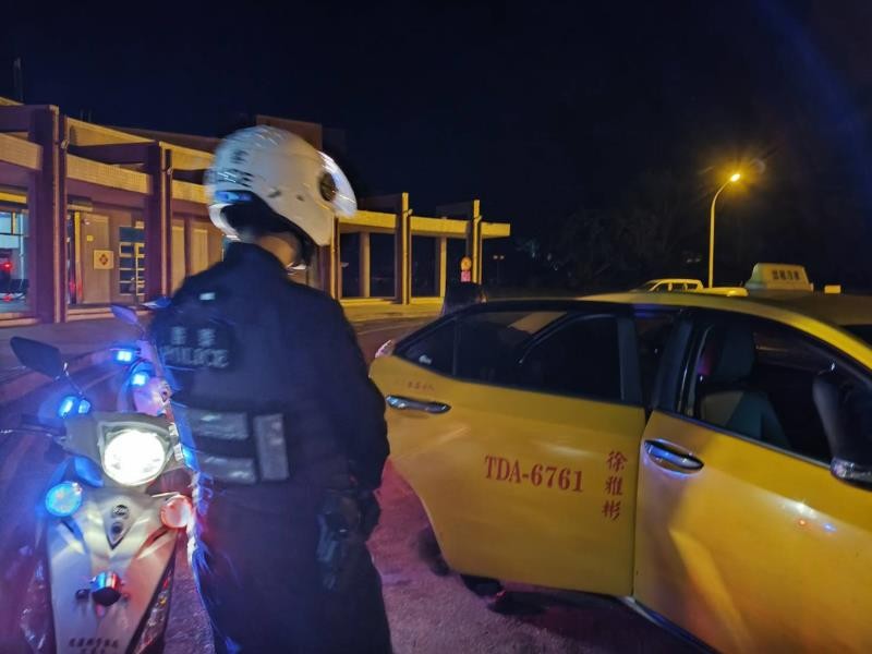 女子深夜下錯站火車又收班 員警助返家