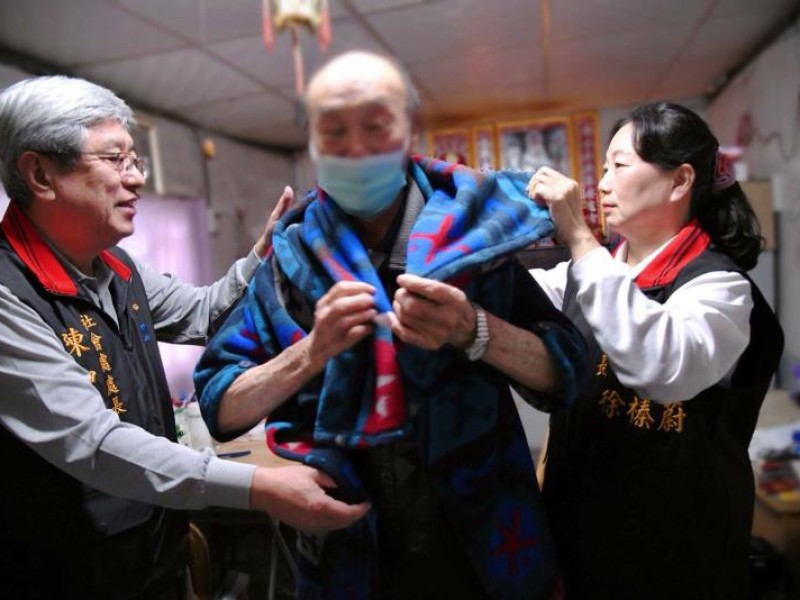 縣長徐榛蔚探訪獨居長輩送關懷