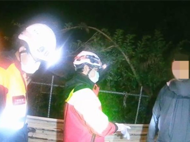 男子寒夜騎單車「犁田」 員警助返家