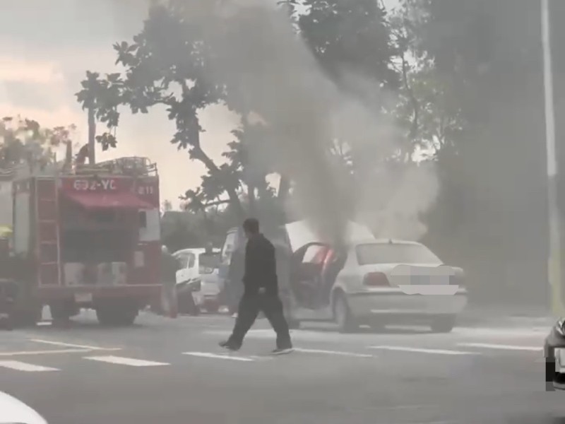 驚險一瞬!花蓮和平路老翁駕車突冒煙起火 無人傷亡