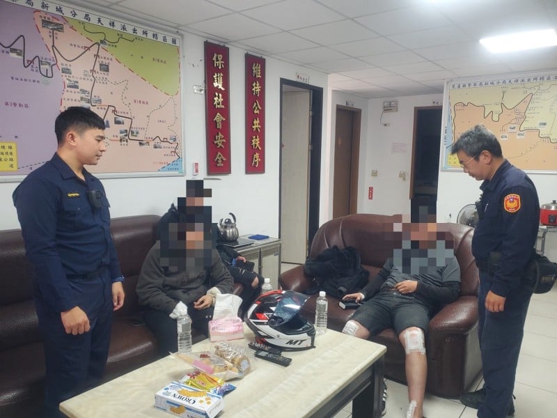 熱心護送!大學生臺8線摔車掛彩 警即時援手助脫困