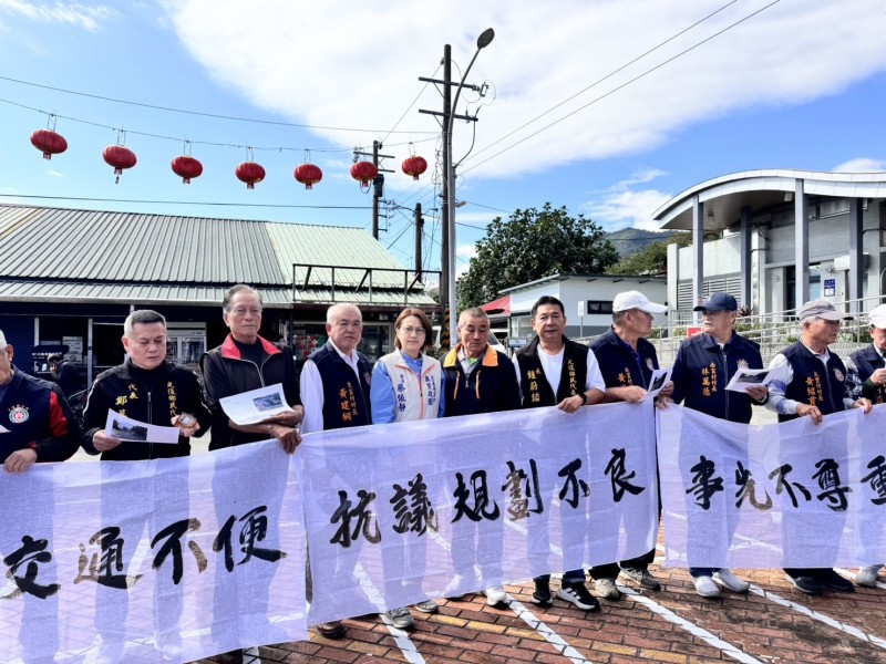 村長聯合舉白布條抗議! 光復火車站「停車場爭議」餘波蕩漾 台鐵邀議長張峻和鄉親協調